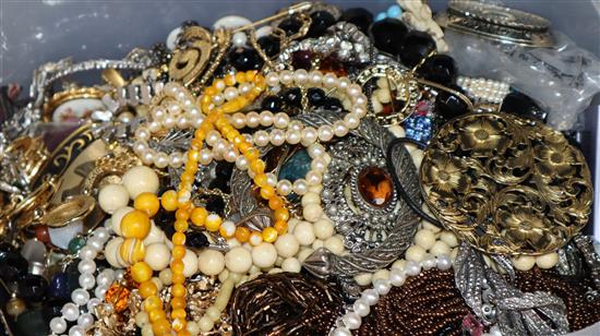 A mixed quantity of costume jewellery.